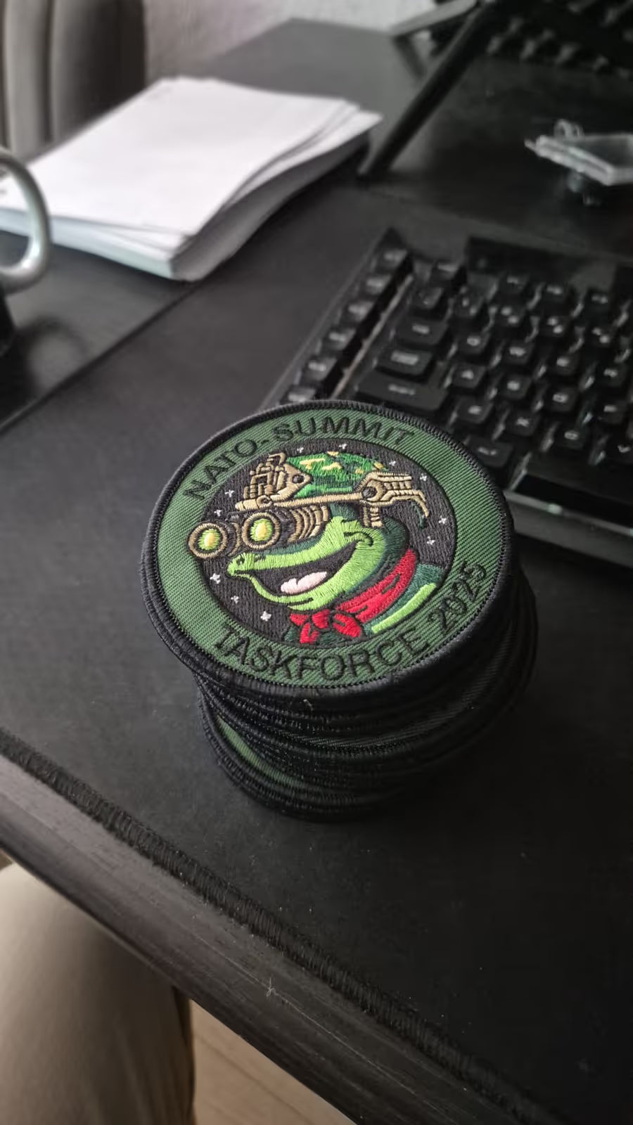 Frog patch op donkere ondergrond